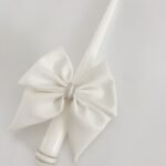 Krikšto žvakė su kaspinėliu ir sidabro detalėmis