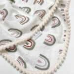 "Žalios vaivorykštės" muslino pledukas su mini pom poms